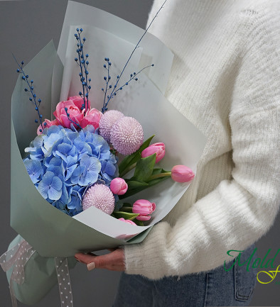 Букет с голубой гортензией и тюльпанами Фото 394x433